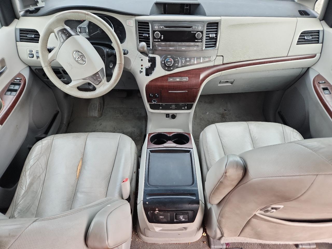2011 TOYOTA SIENNA