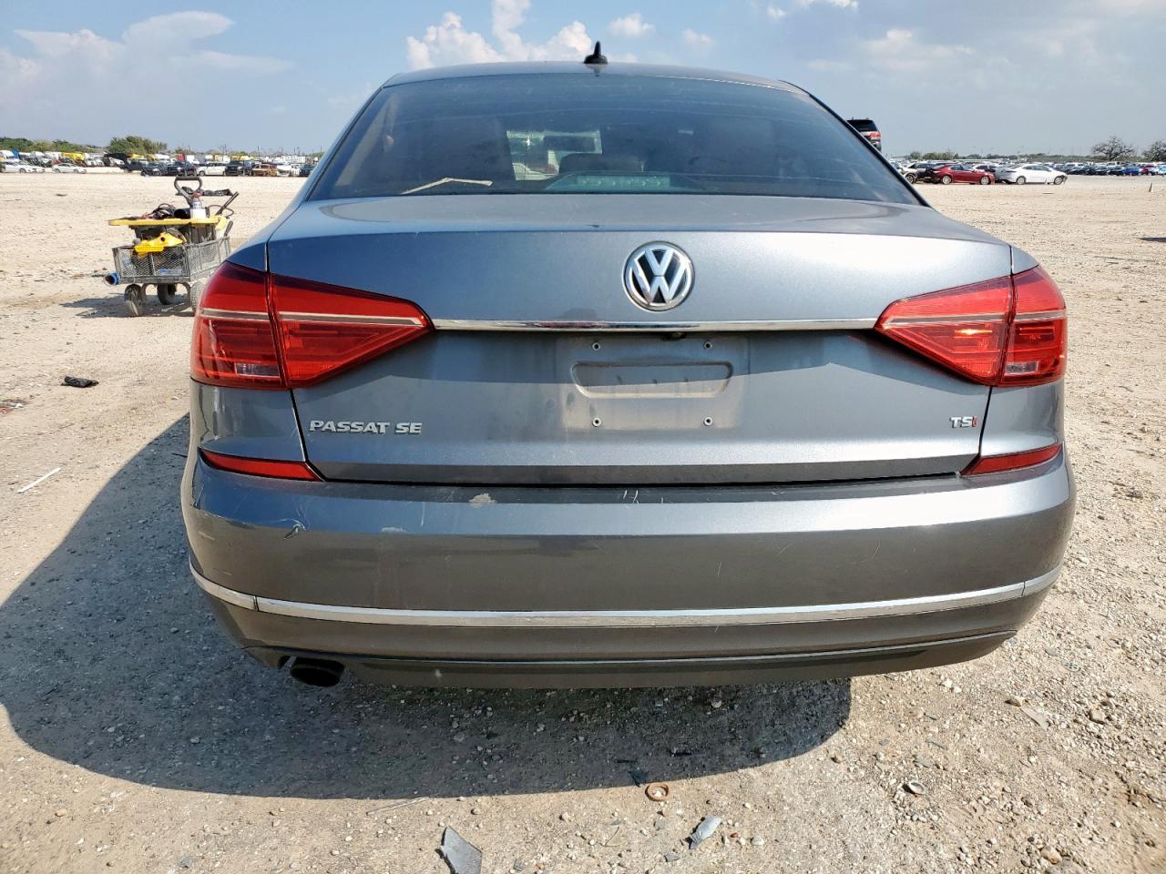 2016 VOLKSWAGEN Passat
