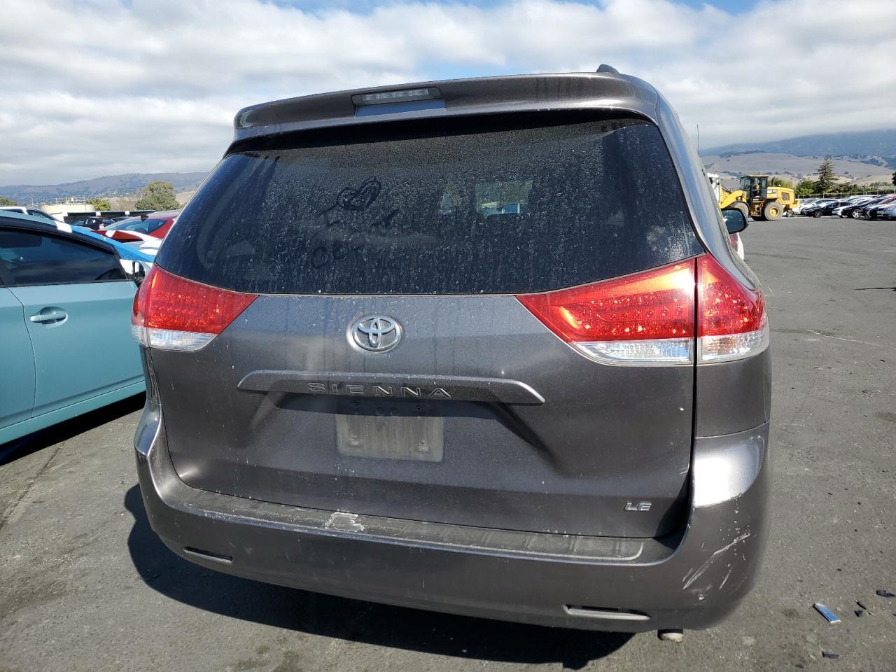 2011 TOYOTA SIENNA