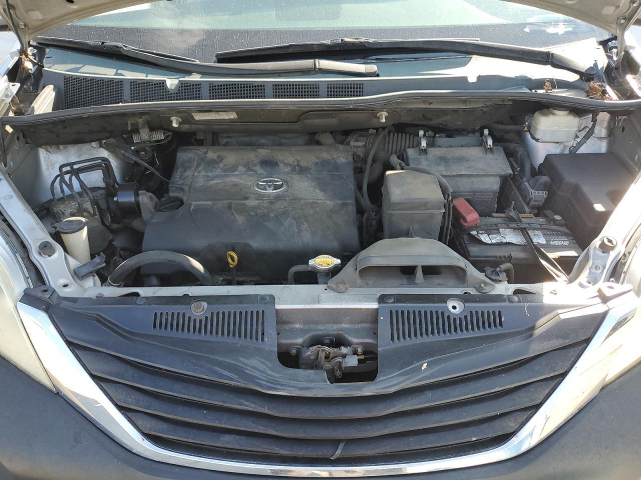 2011 TOYOTA SIENNA