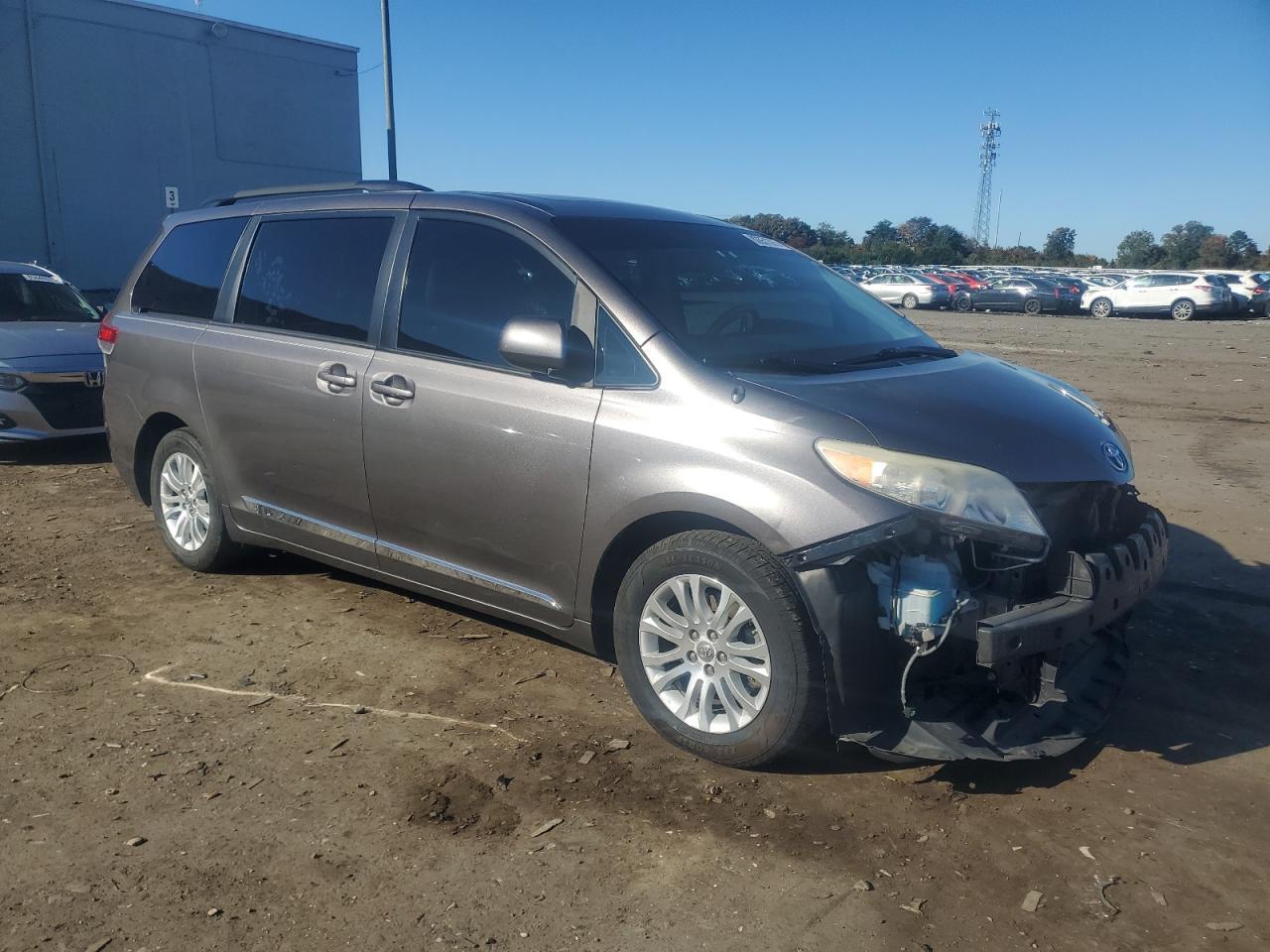 2011 TOYOTA SIENNA