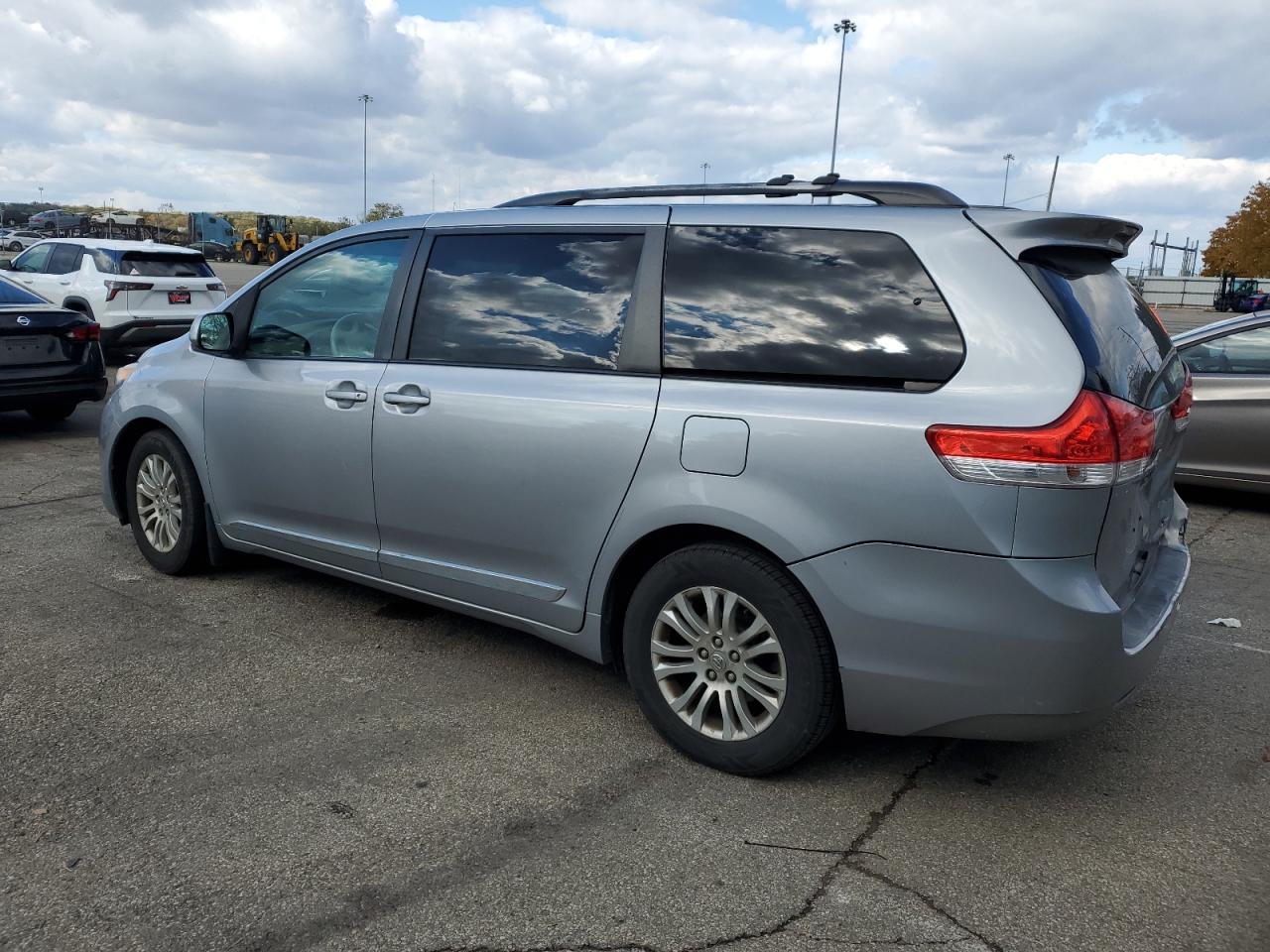 2011 TOYOTA SIENNA