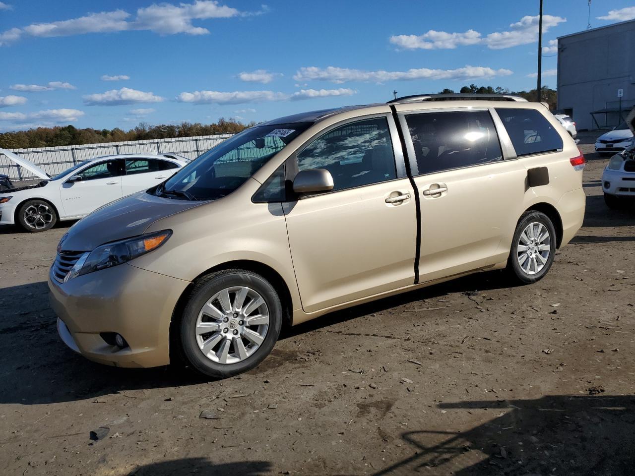 2011 TOYOTA SIENNA