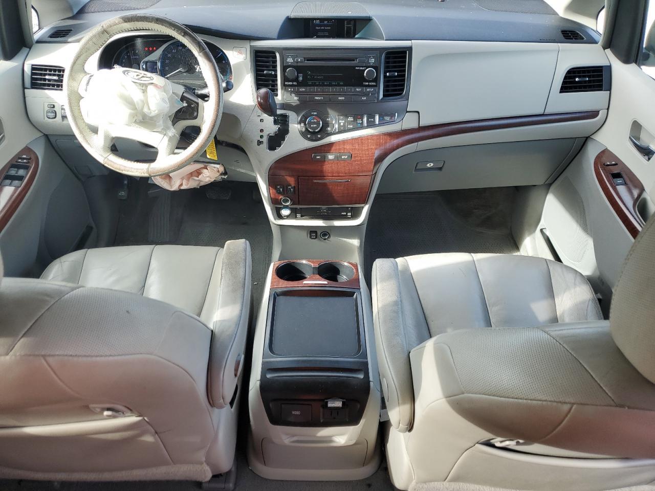 2011 TOYOTA SIENNA