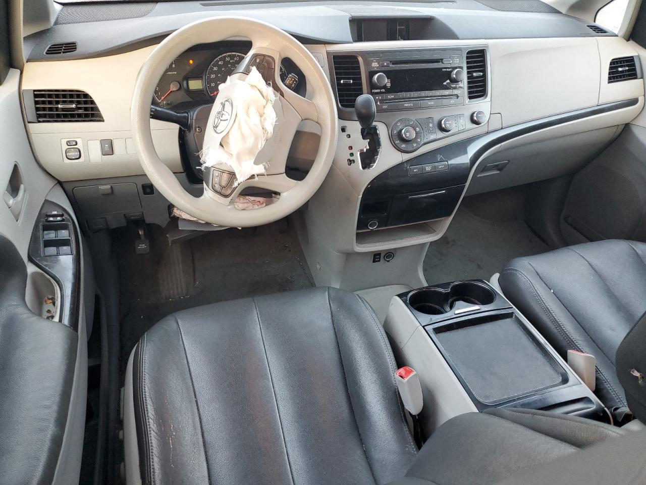 2011 TOYOTA SIENNA