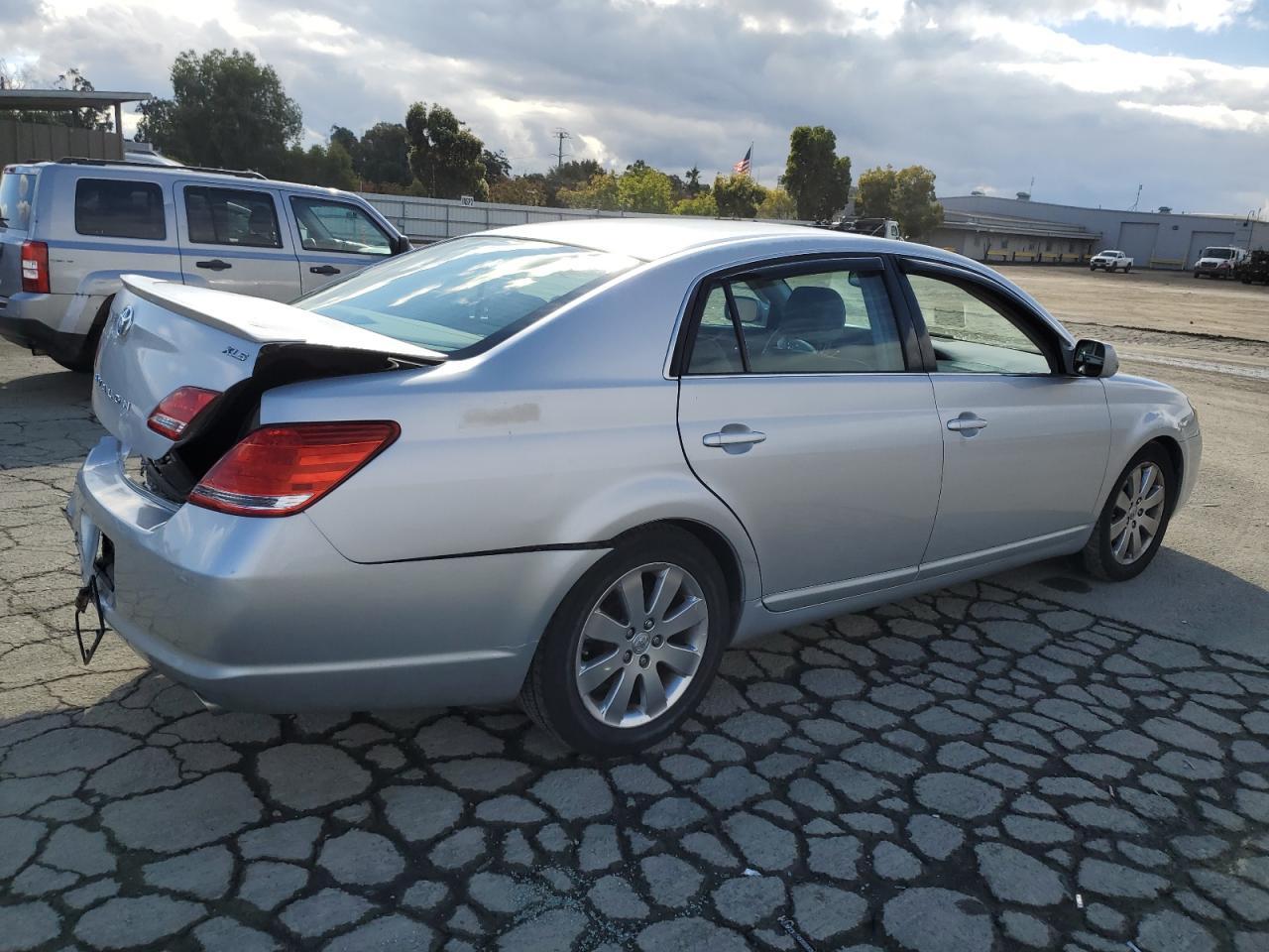 2005 TOYOTA Avalon