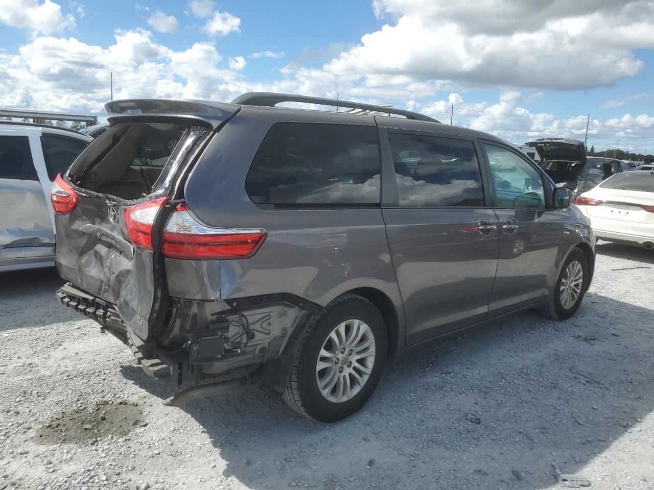 2016 TOYOTA SIENNA