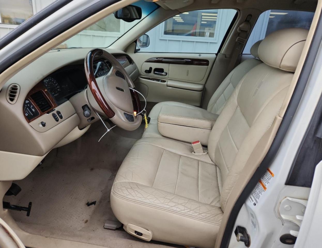 2002 LINCOLN Town Car