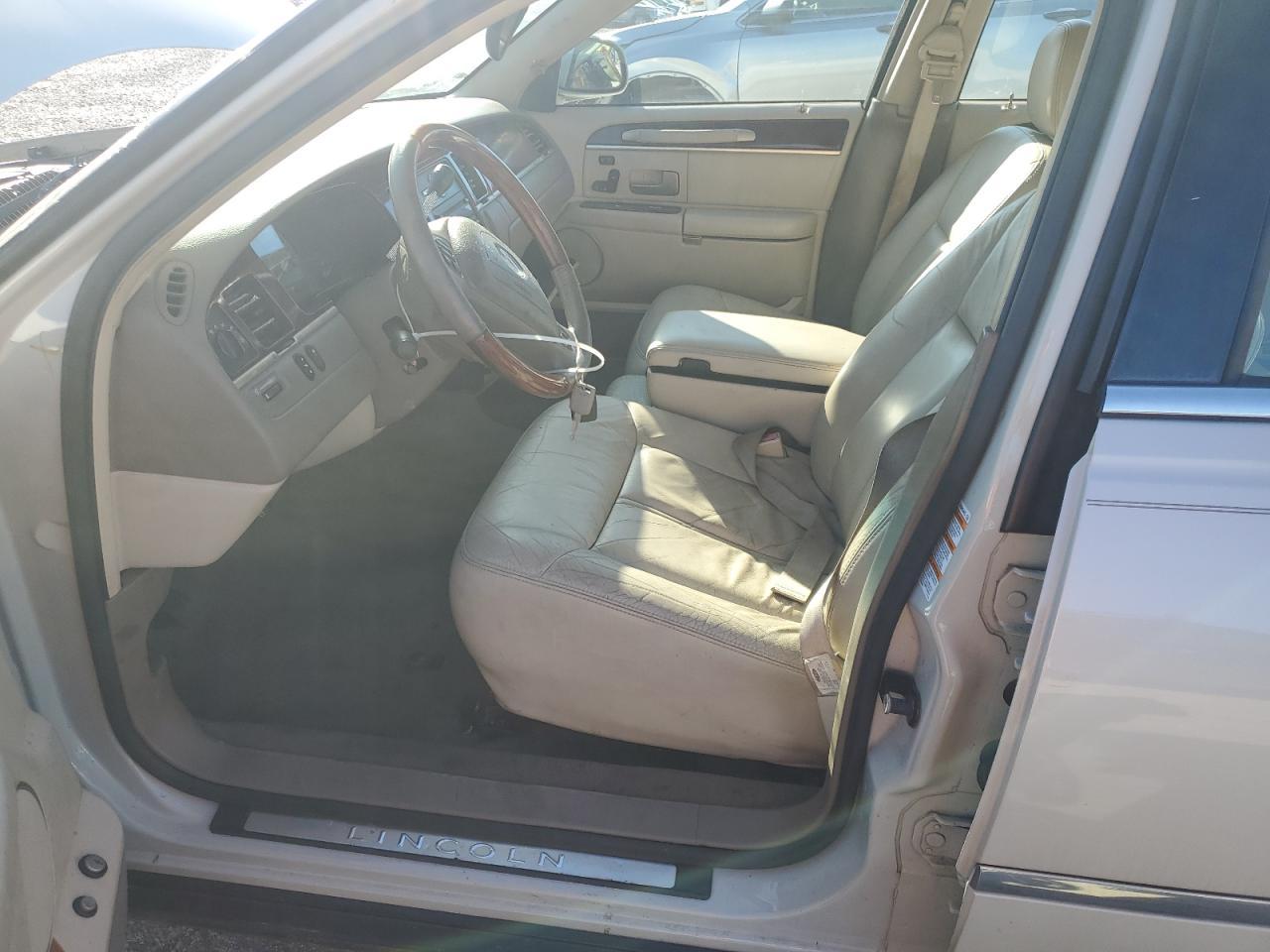 2004 LINCOLN Town Car