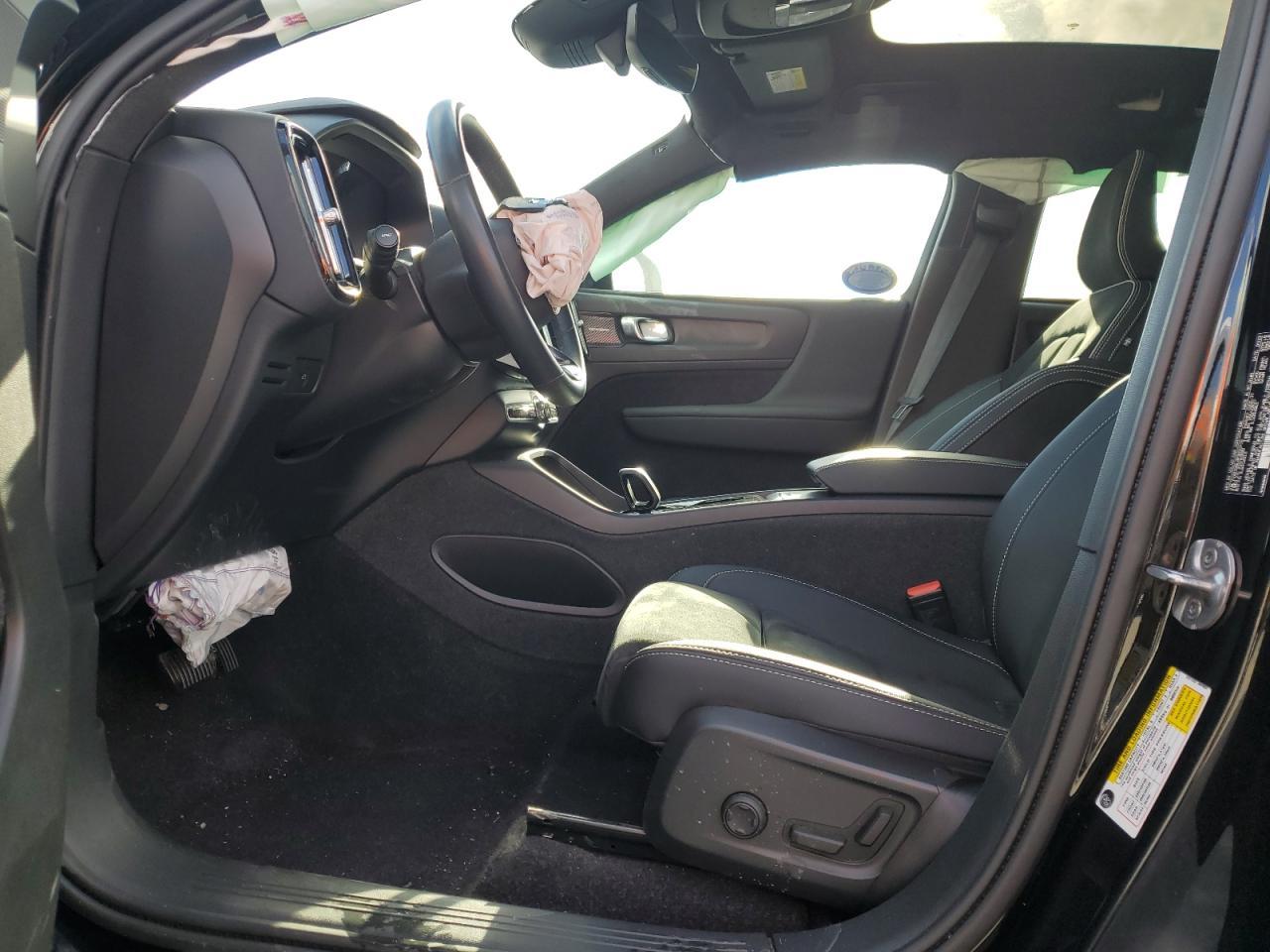 2023 VOLVO C40