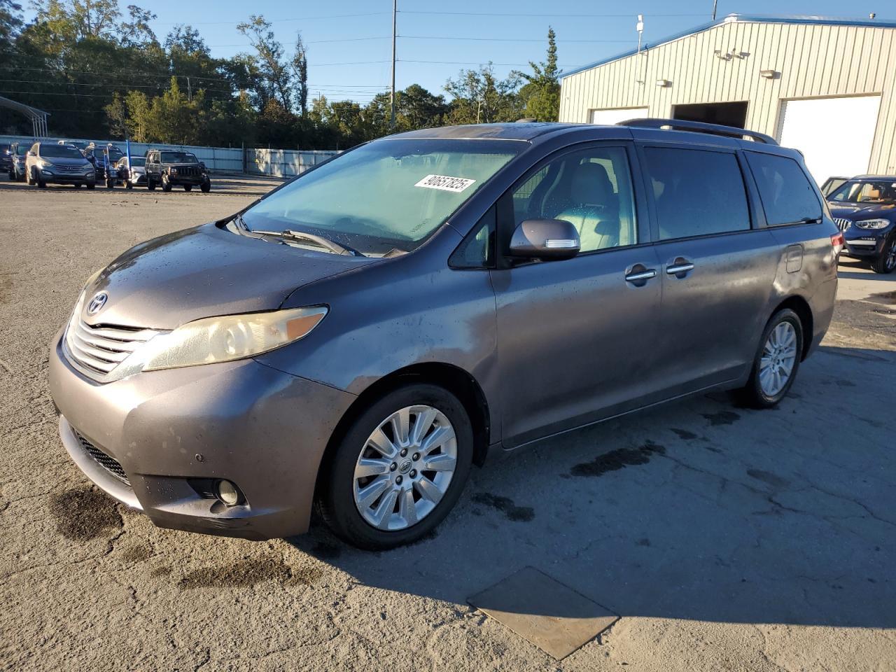 2013 TOYOTA SIENNA