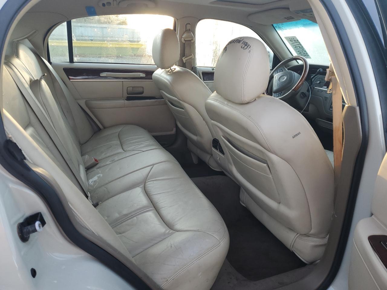 2004 LINCOLN Town Car
