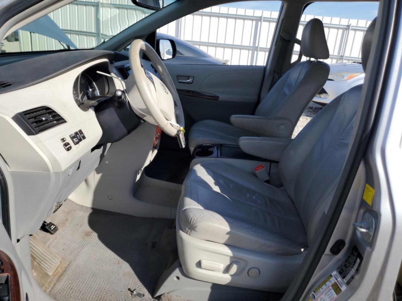 2011 TOYOTA SIENNA