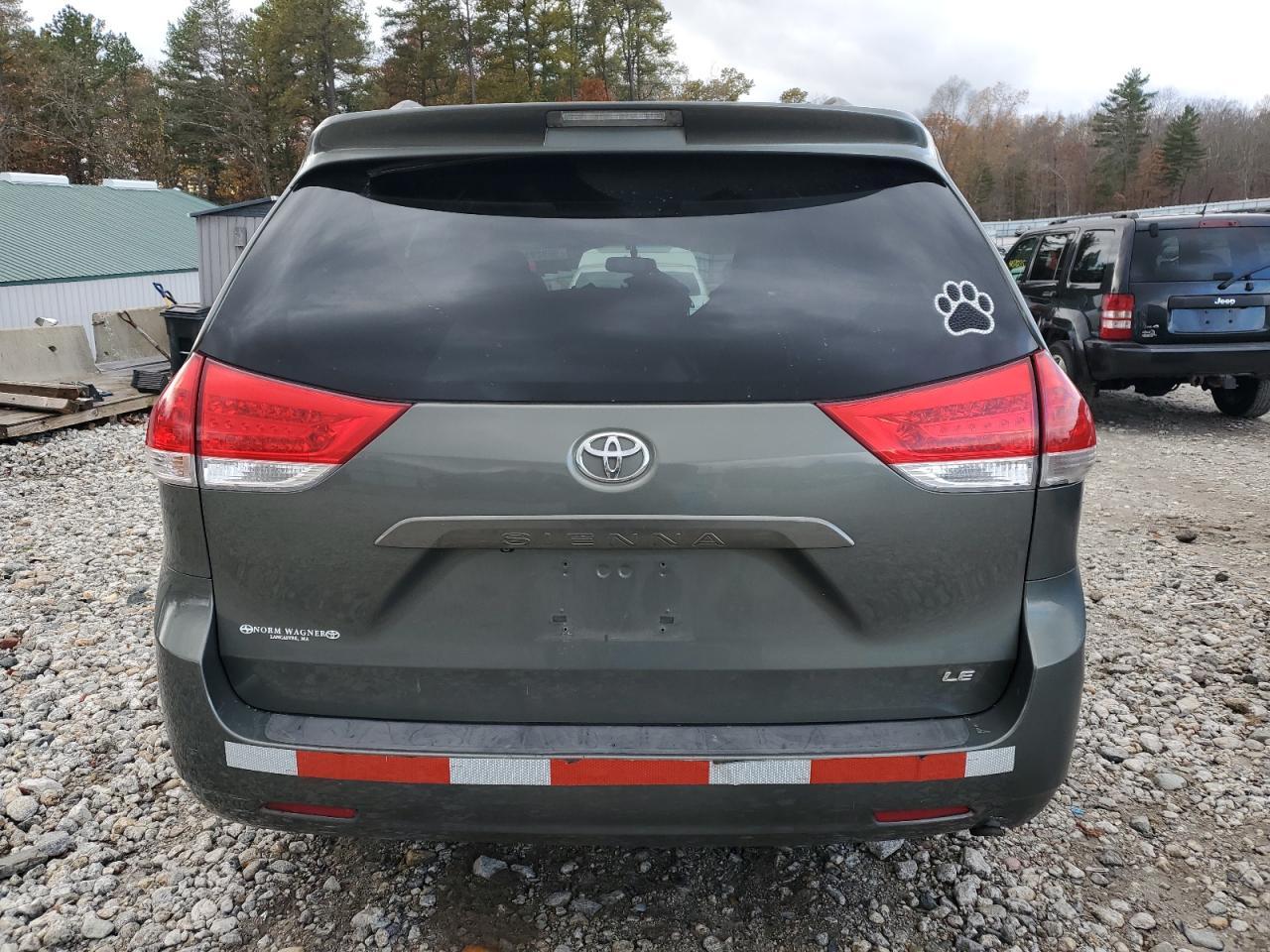 2011 TOYOTA SIENNA