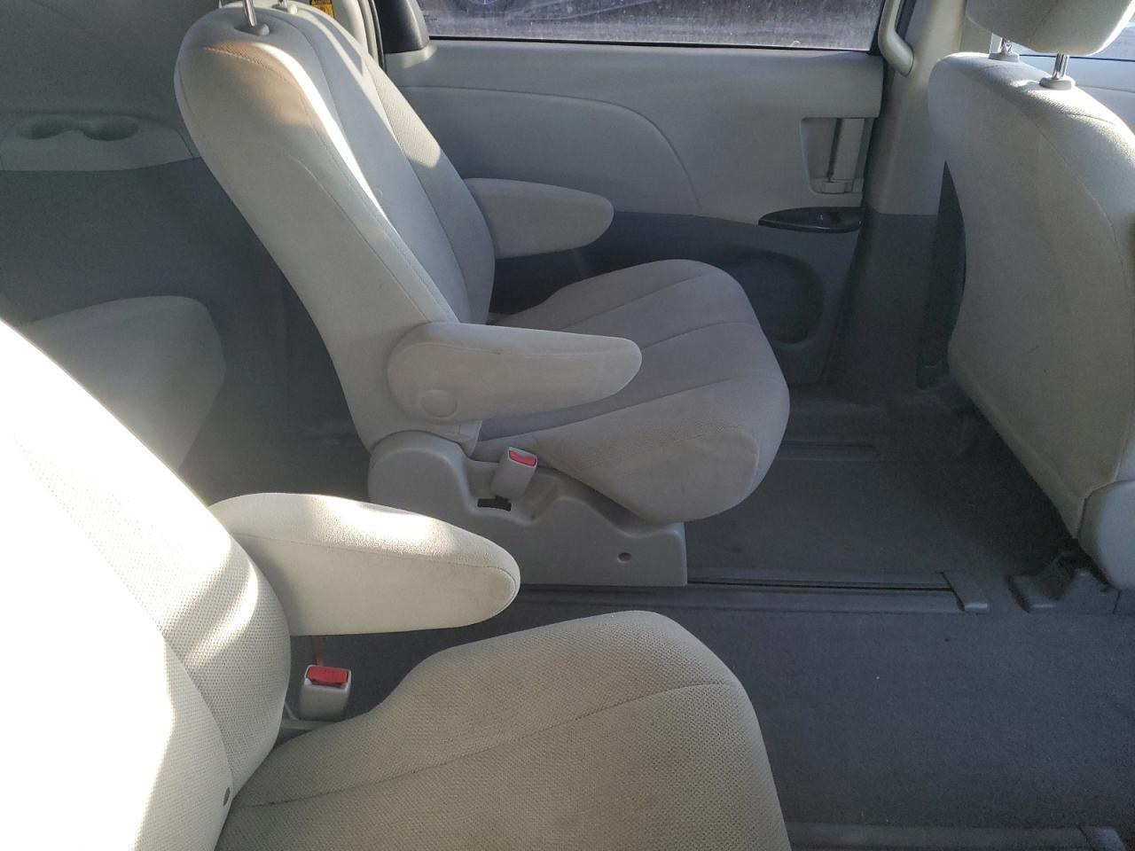 2011 TOYOTA SIENNA