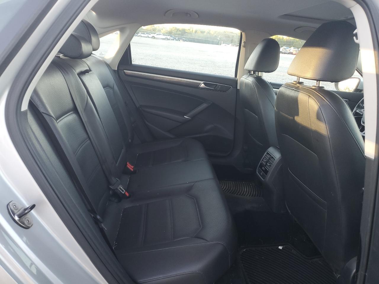 2017 VOLKSWAGEN Passat
