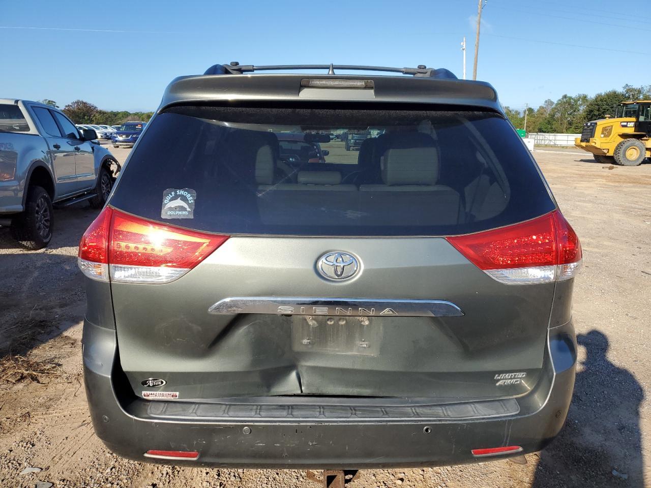 2011 TOYOTA SIENNA