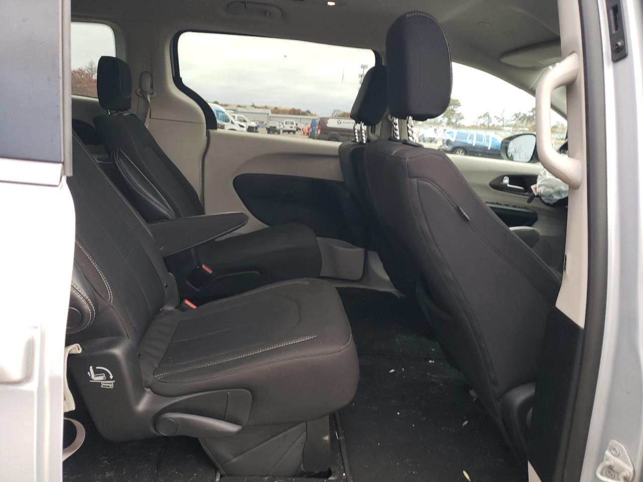 2022 CHRYSLER Voyager