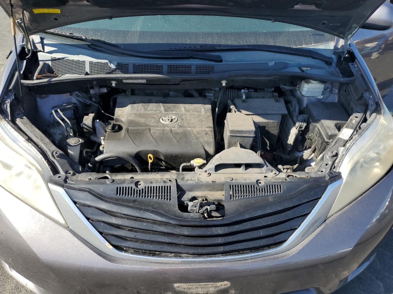 2011 TOYOTA SIENNA
