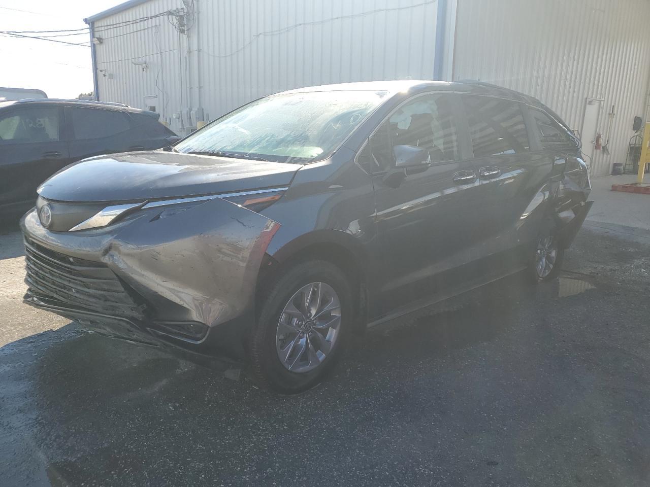 2025 TOYOTA SIENNA