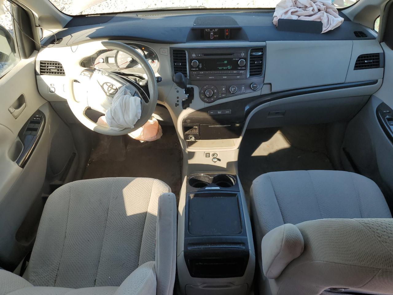 2011 TOYOTA SIENNA