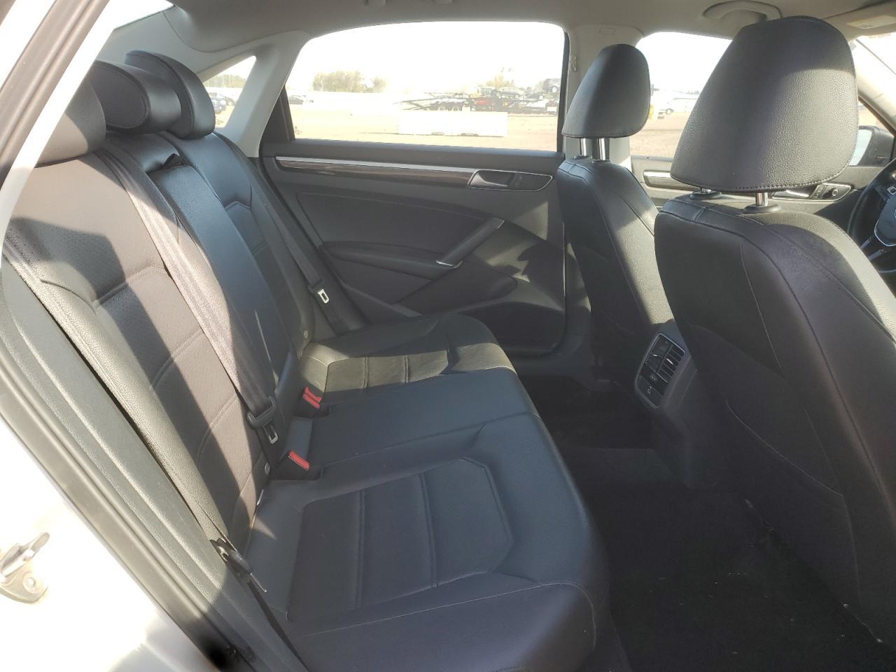 2016 VOLKSWAGEN Passat