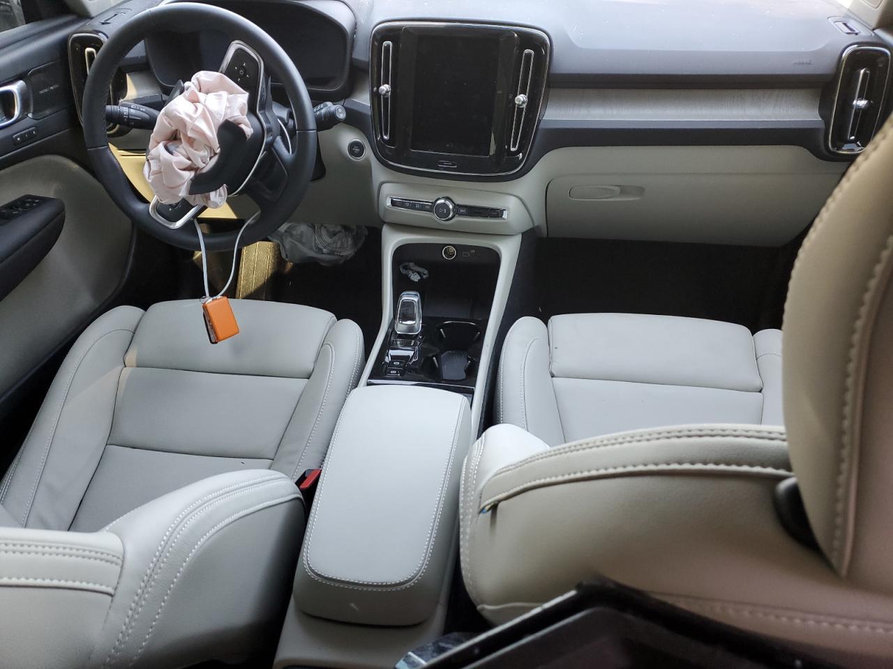2026 VOLVO XC40
