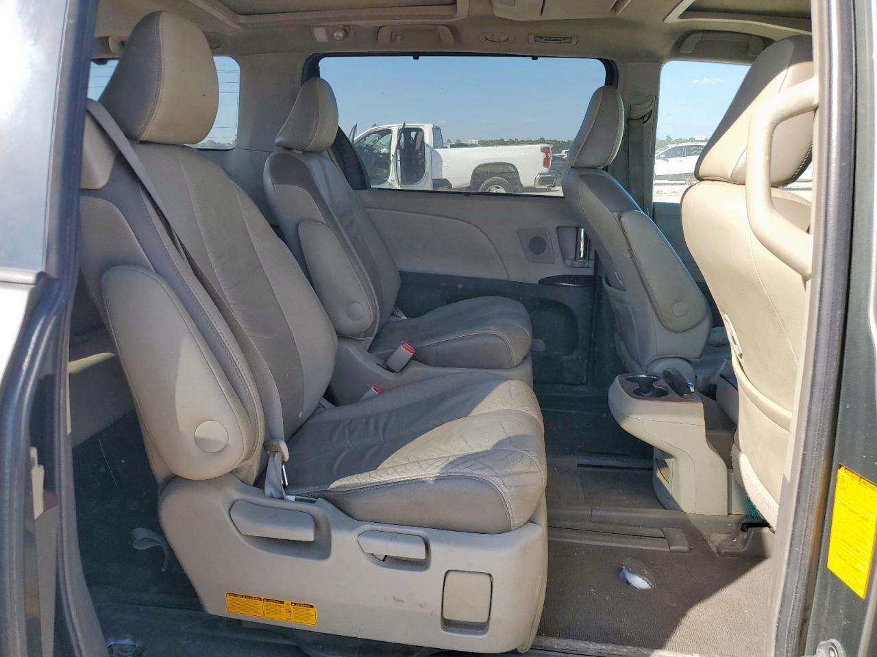 2011 TOYOTA SIENNA