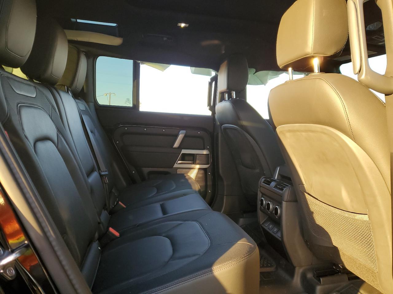 2024 LAND ROVER Defender
