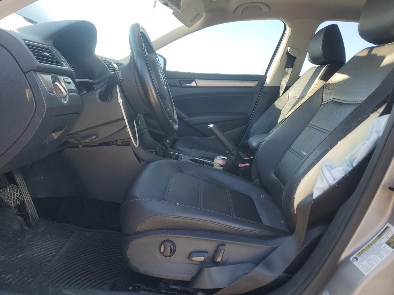 2014 VOLKSWAGEN Passat