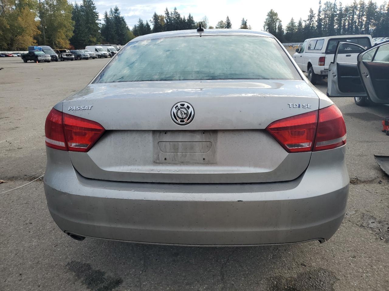 2012 VOLKSWAGEN Passat
