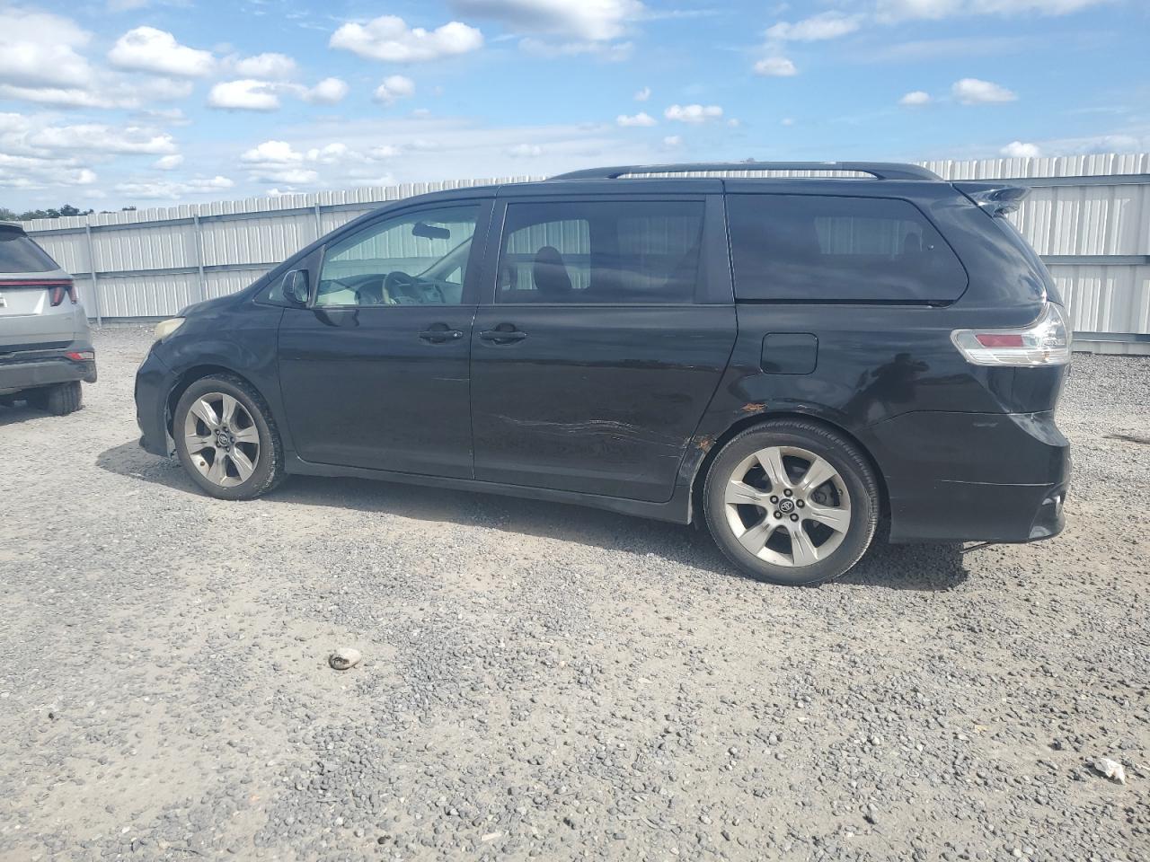 2011 TOYOTA SIENNA