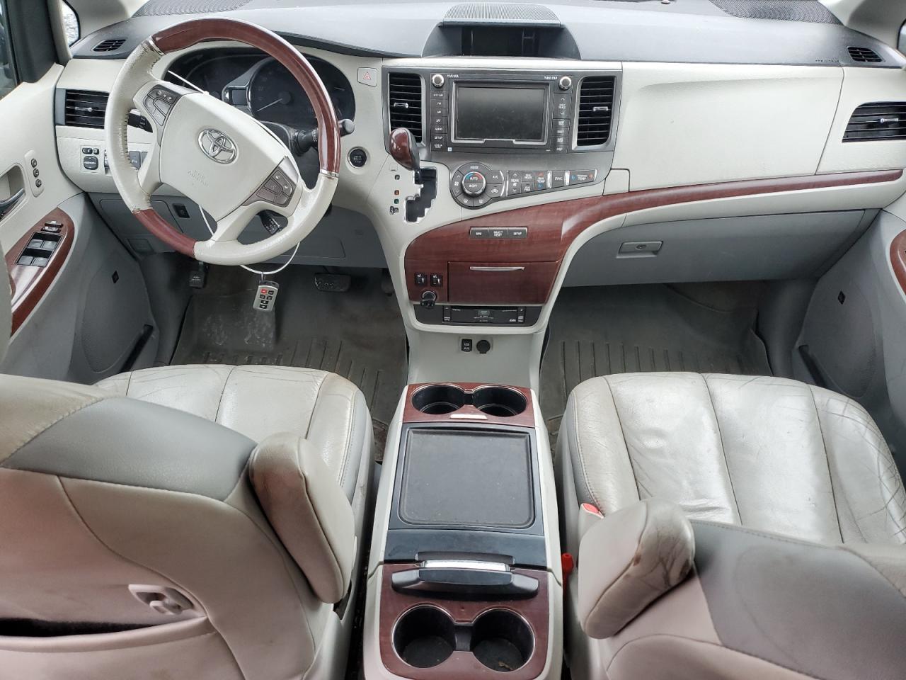 2013 TOYOTA SIENNA