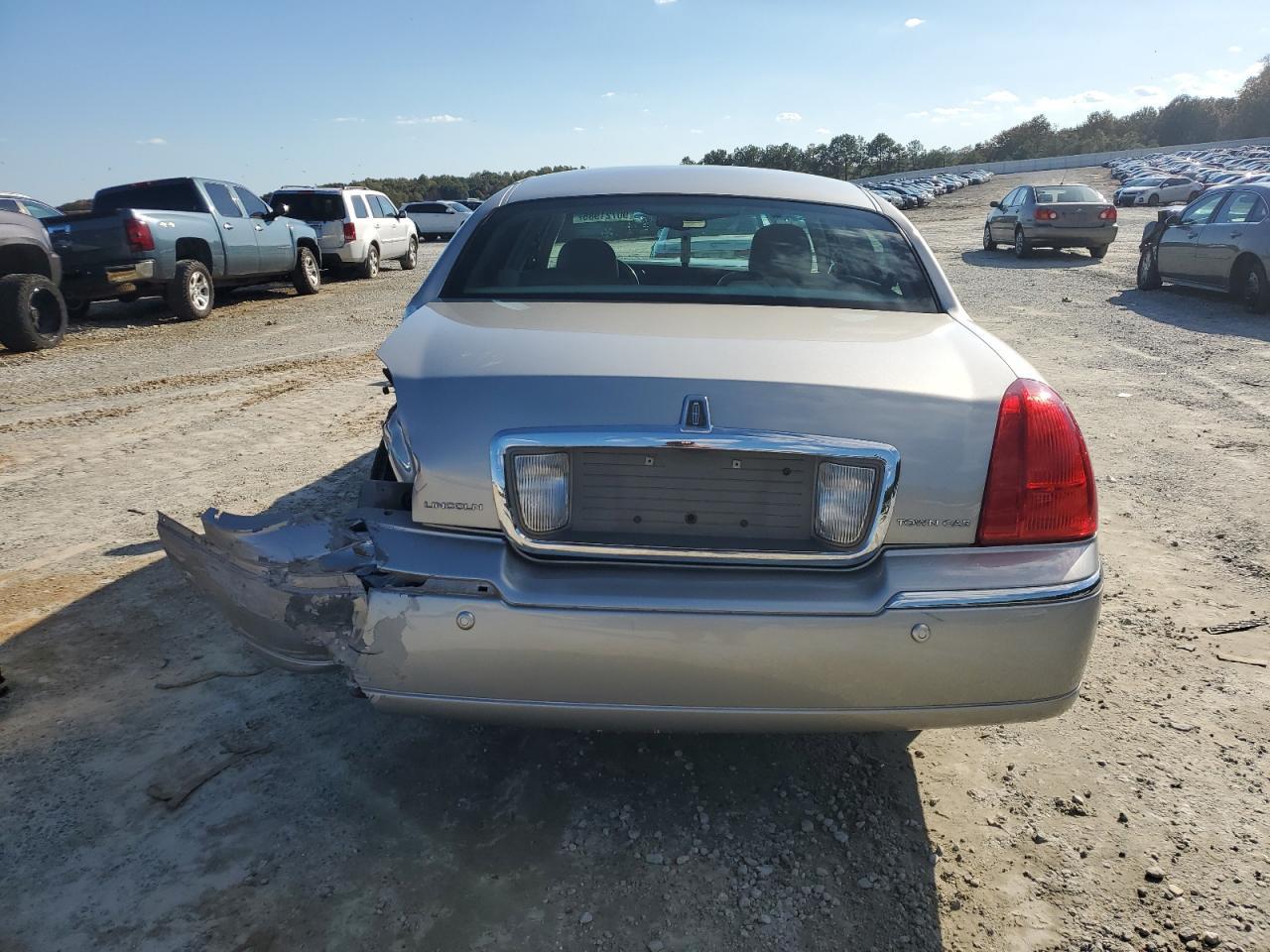 2004 LINCOLN Town Car