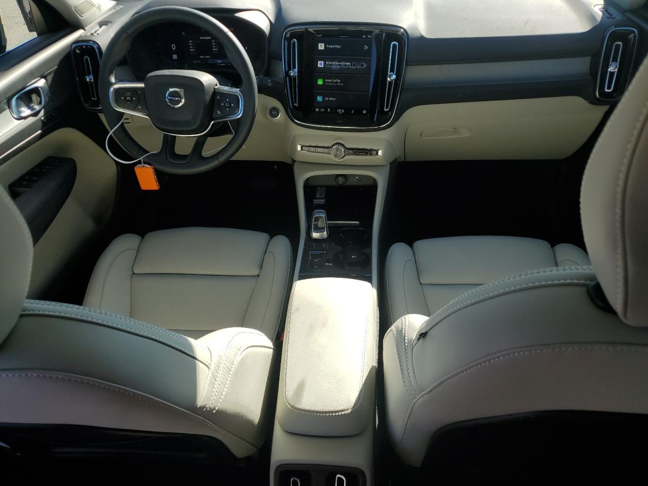 2025 VOLVO XC40