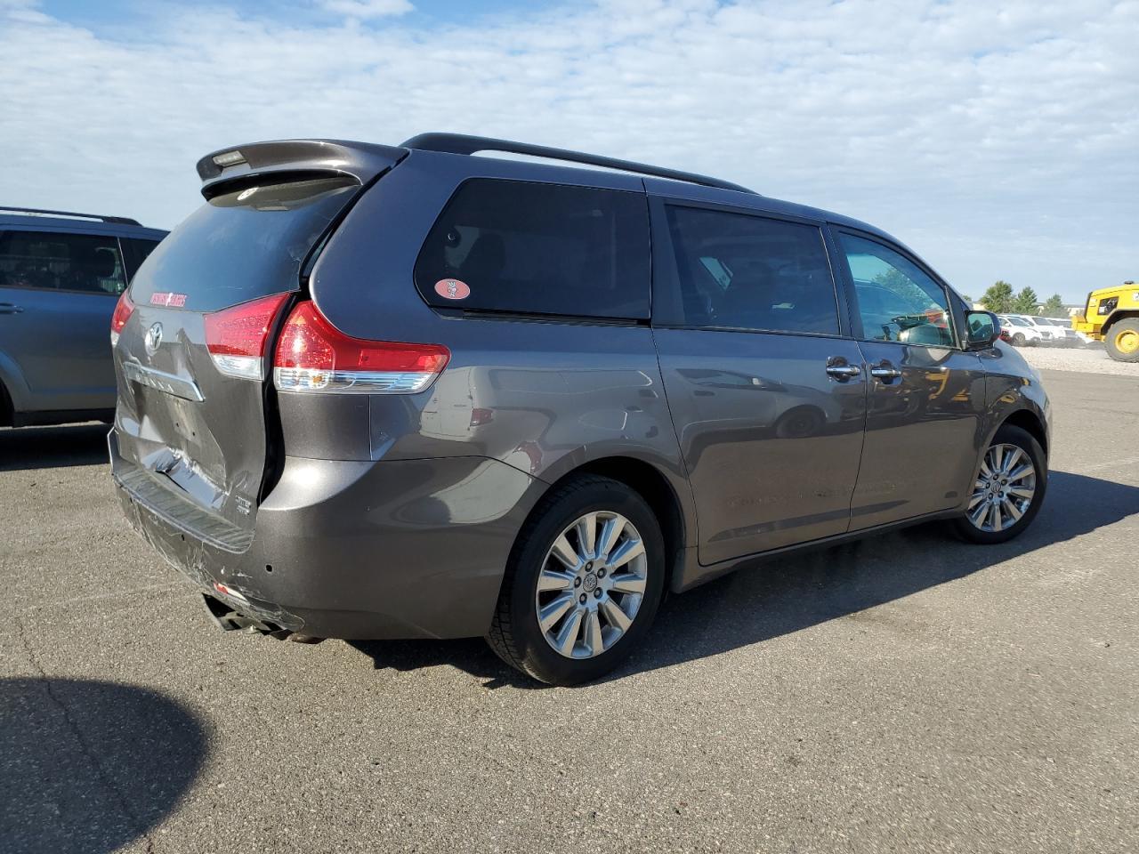 2011 TOYOTA SIENNA