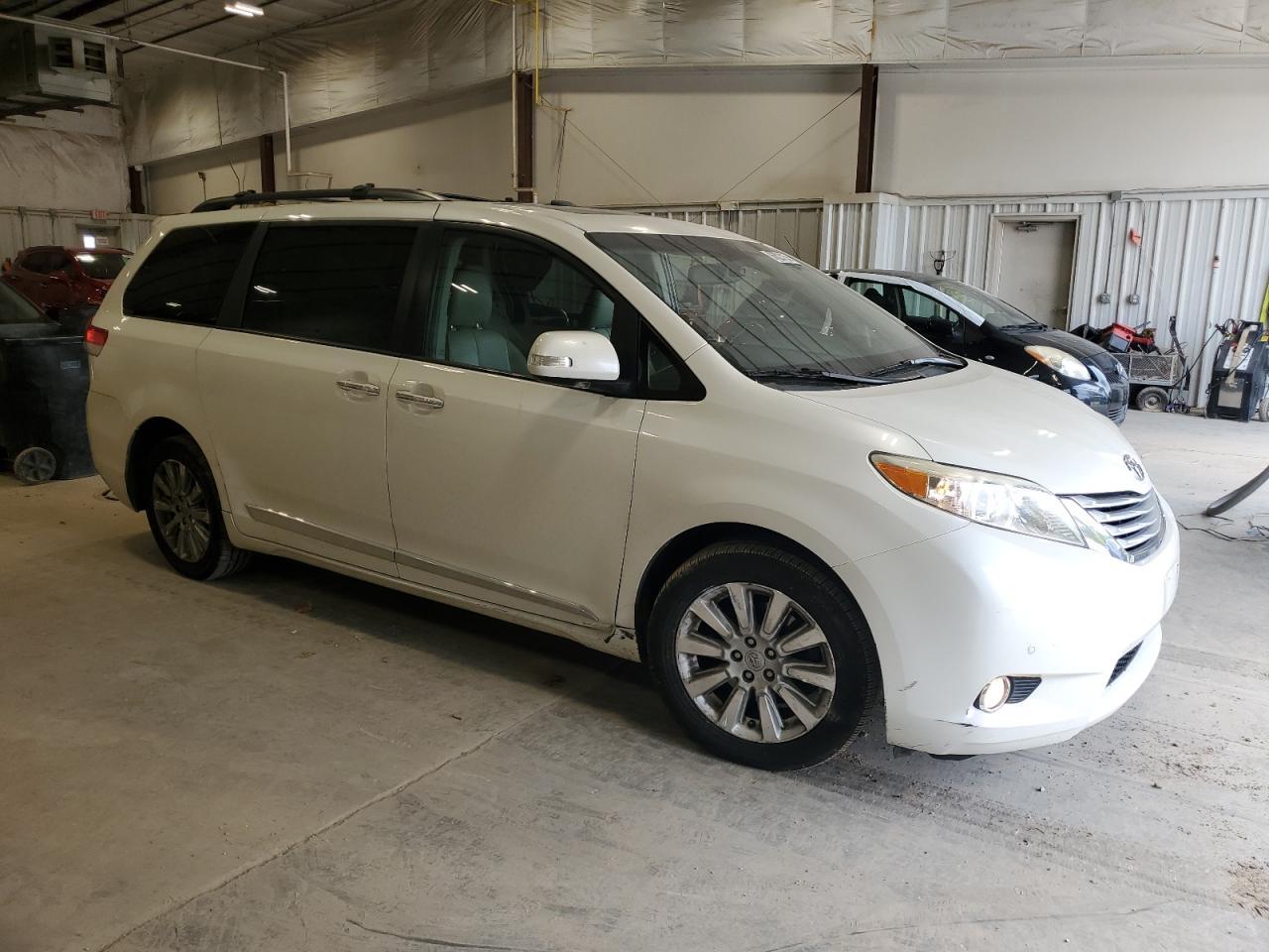 2013 TOYOTA SIENNA