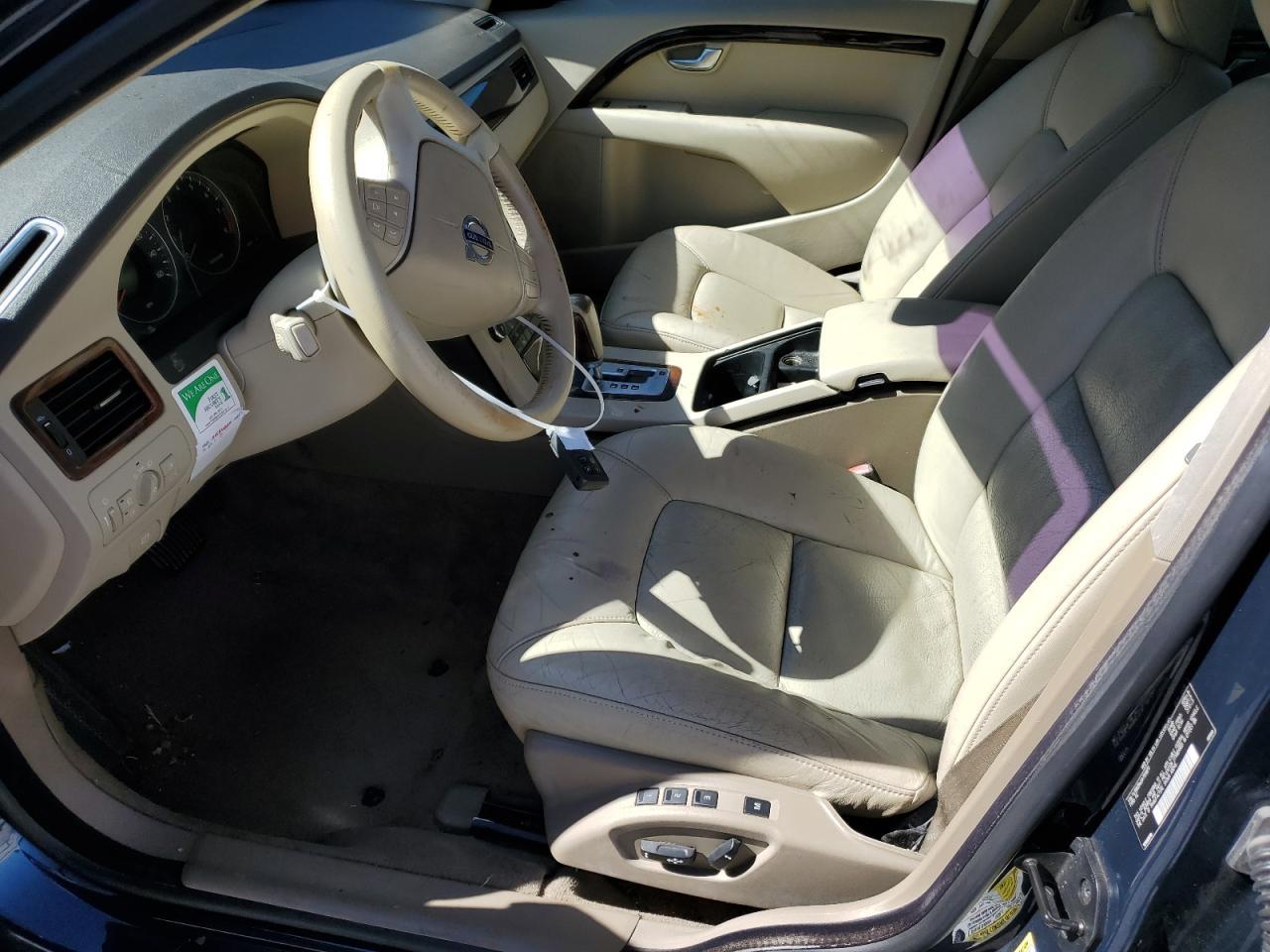 2010 VOLVO V70