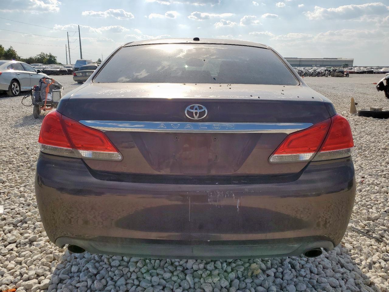 2011 TOYOTA Avalon