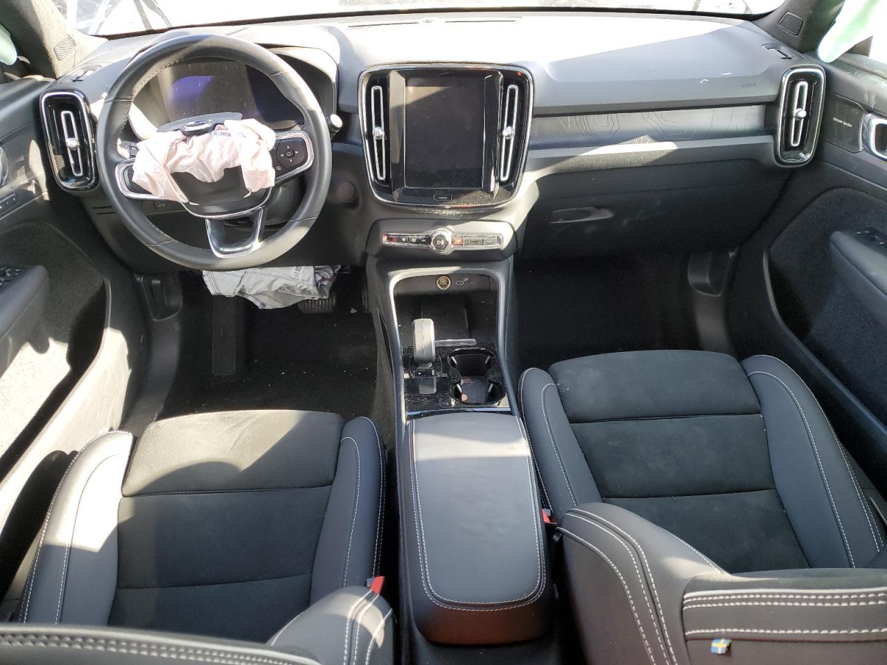 2023 VOLVO C40
