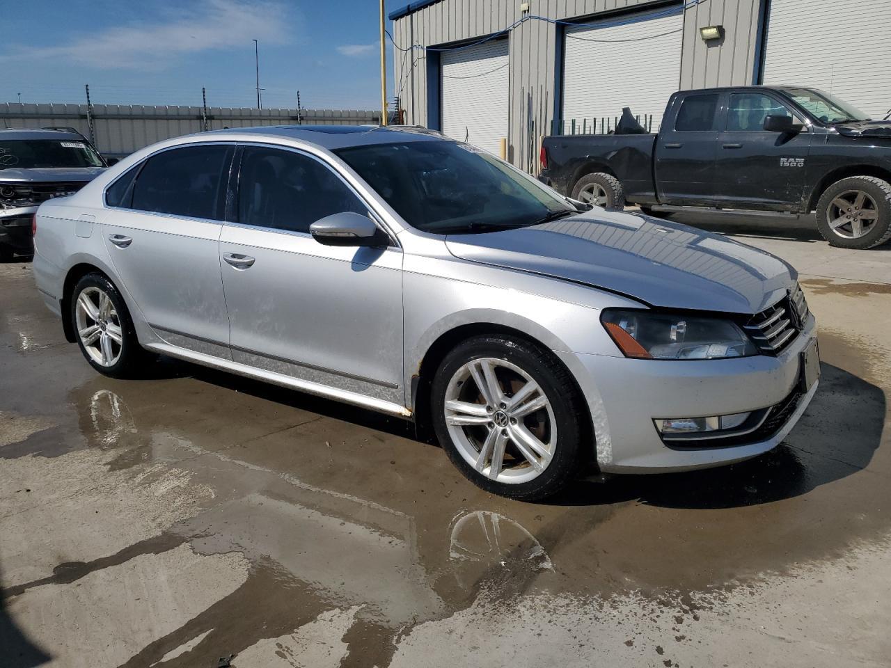 2012 VOLKSWAGEN Passat