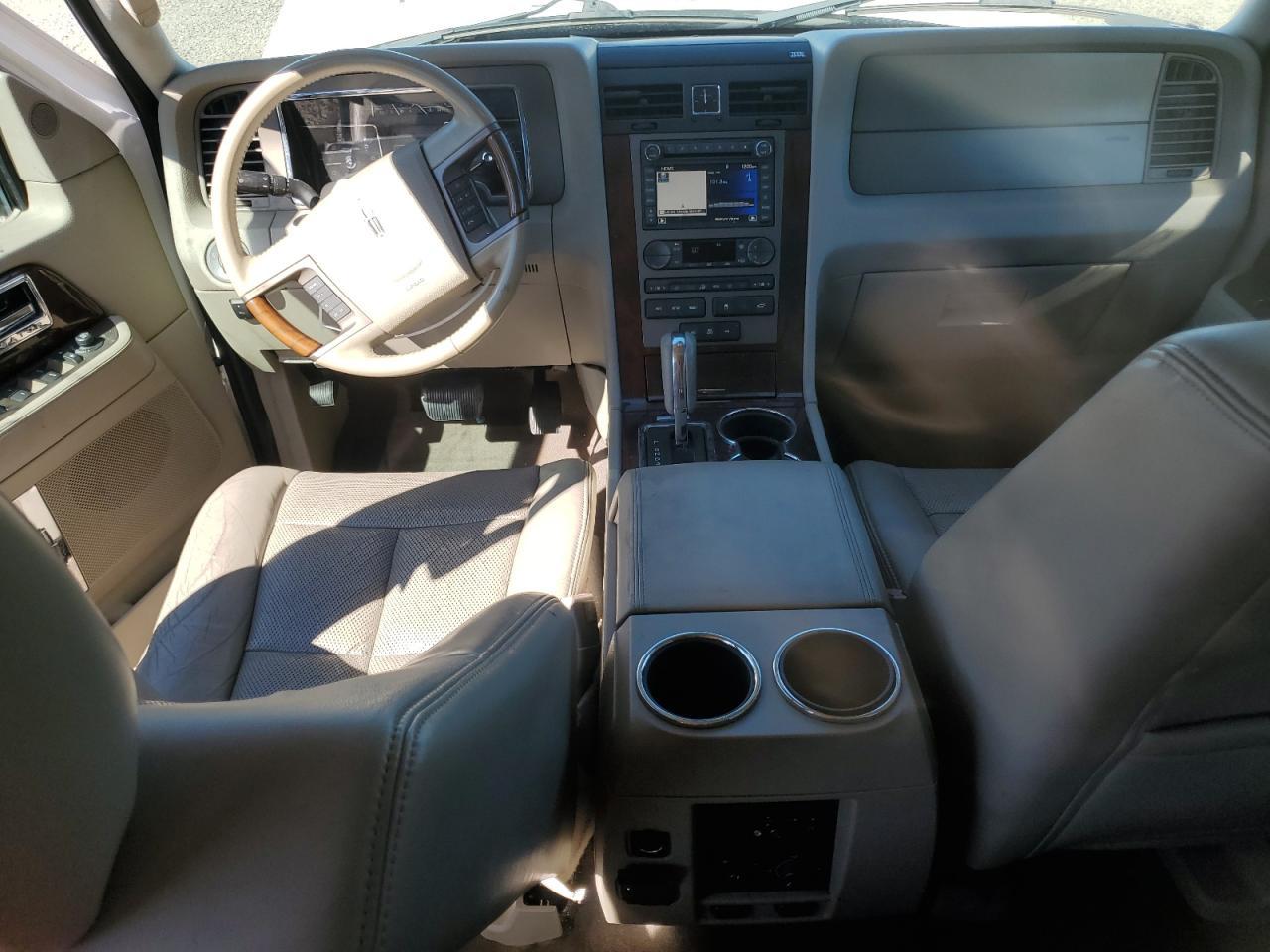 2011 LINCOLN Navigator