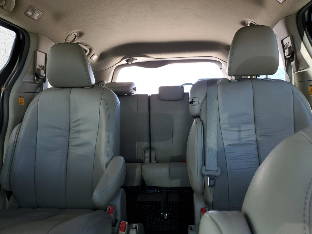 2011 TOYOTA SIENNA