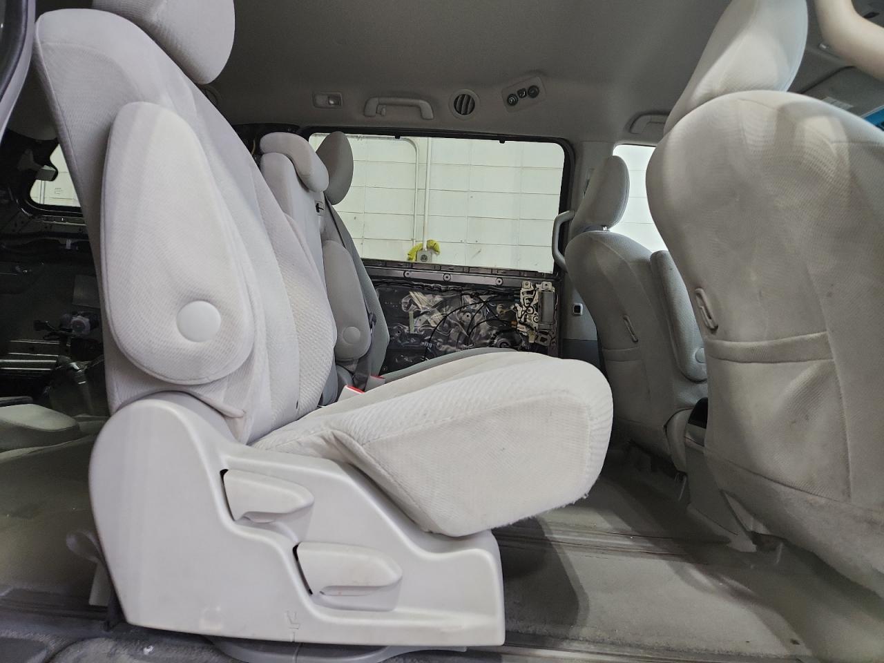 2011 TOYOTA SIENNA
