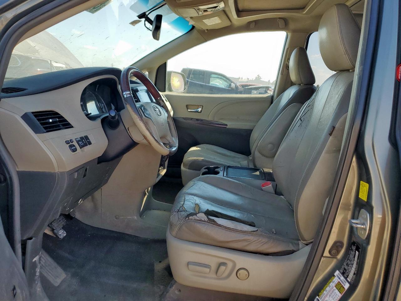 2011 TOYOTA SIENNA