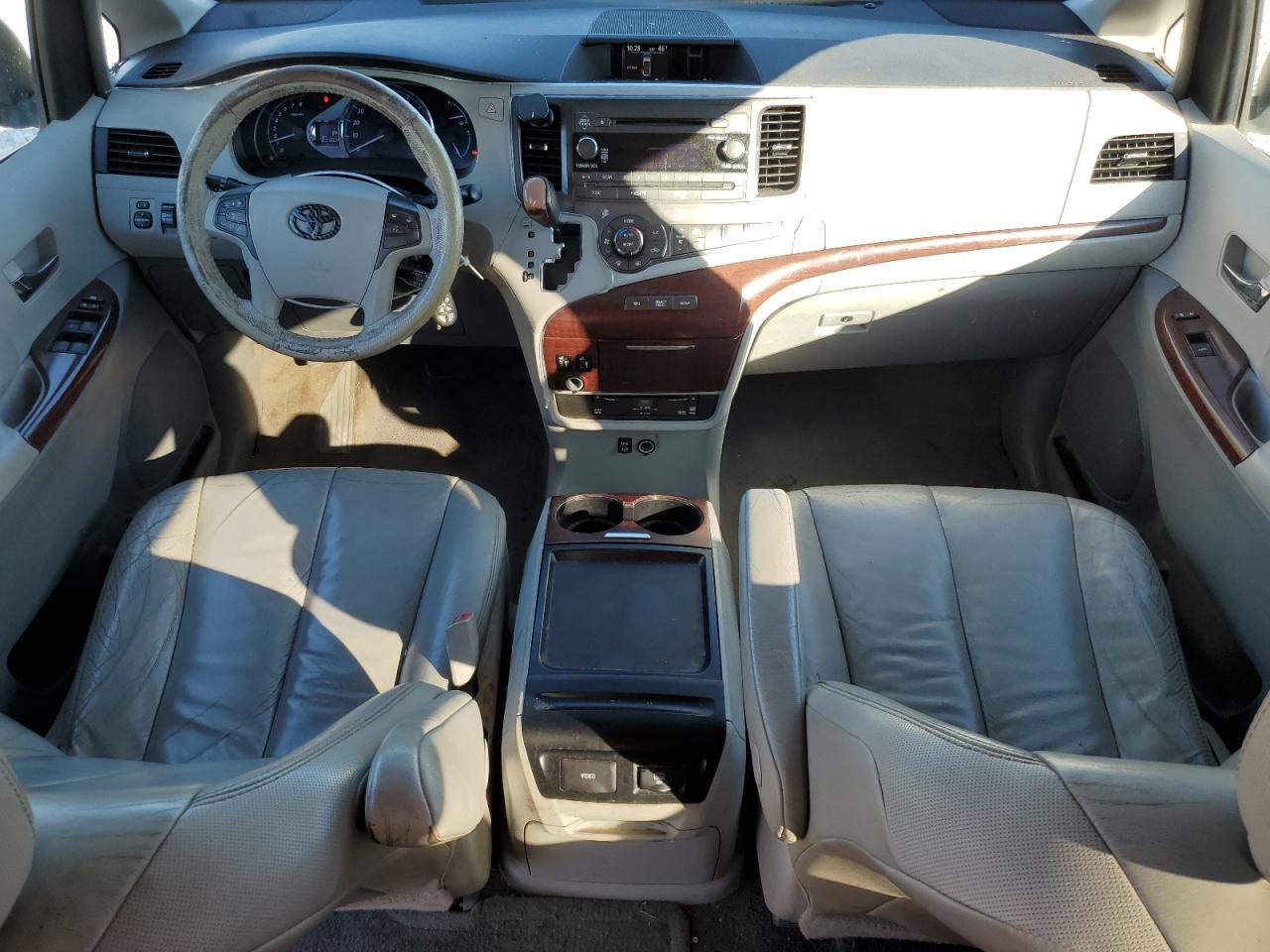 2011 TOYOTA SIENNA