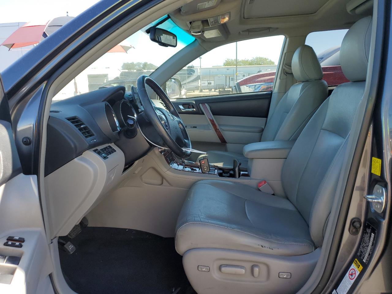 2011 TOYOTA HIGHLANDER
