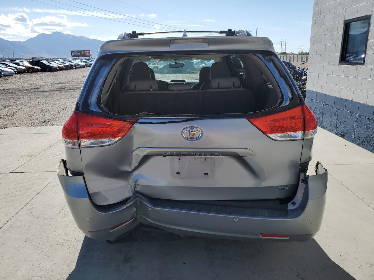 2011 TOYOTA SIENNA