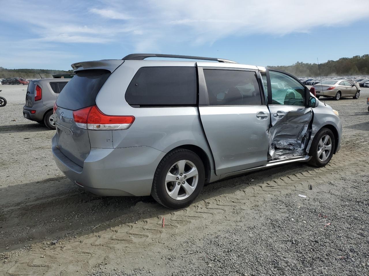 2011 TOYOTA SIENNA