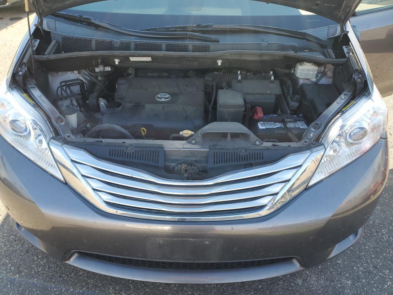 2011 TOYOTA SIENNA